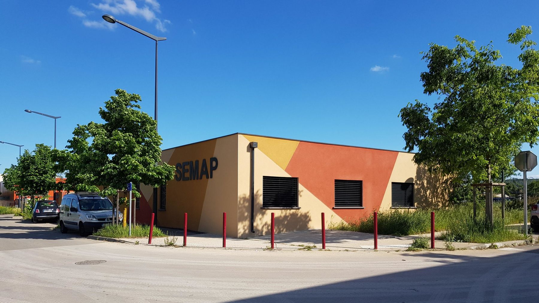 SEMAP building, facade in ochre, yellow and terracotta colour fields